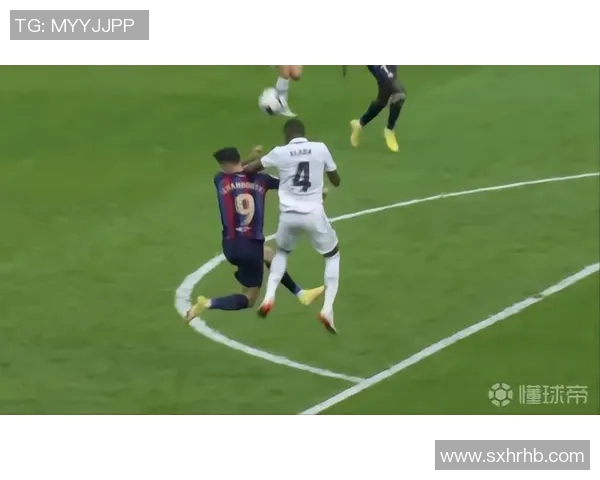 莱万与阿拉巴在FIFA赛场的精彩对决与传奇瞬间解析